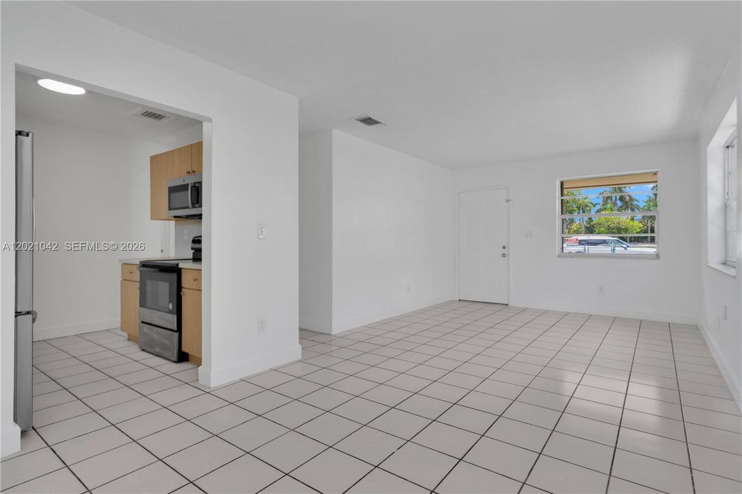 Recently Rented: $3,000 (3 beds, 2 baths, 1929 Square Feet)