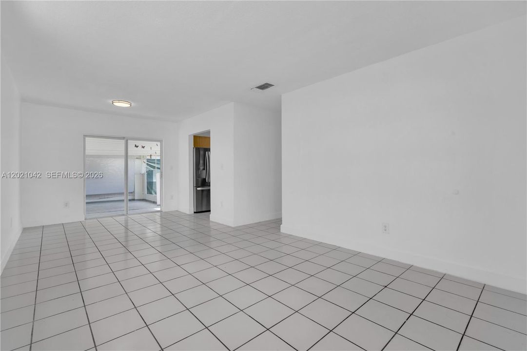 Recently Rented: $3,000 (3 beds, 2 baths, 1929 Square Feet)
