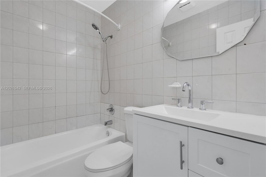 Recently Rented: $3,000 (3 beds, 2 baths, 1929 Square Feet)