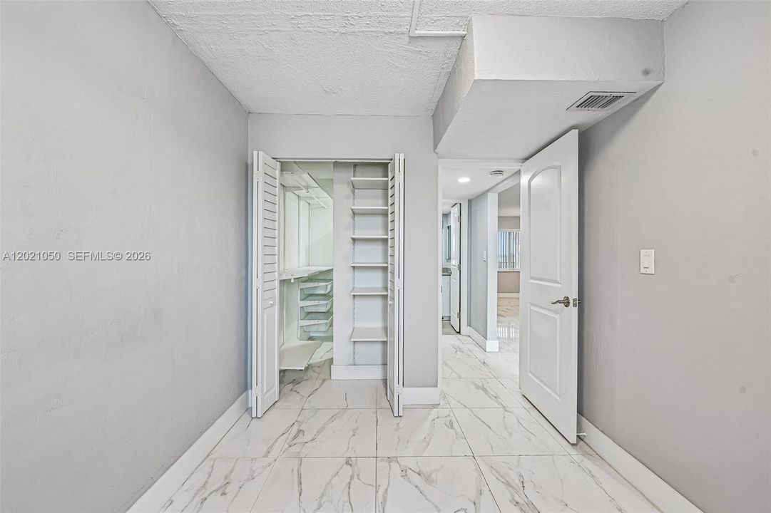 For Sale: $235,000 (2 beds, 1 baths, 661 Square Feet)