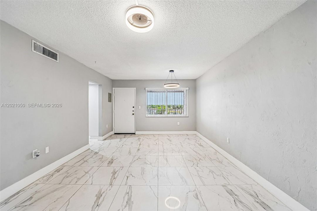 For Sale: $235,000 (2 beds, 1 baths, 661 Square Feet)