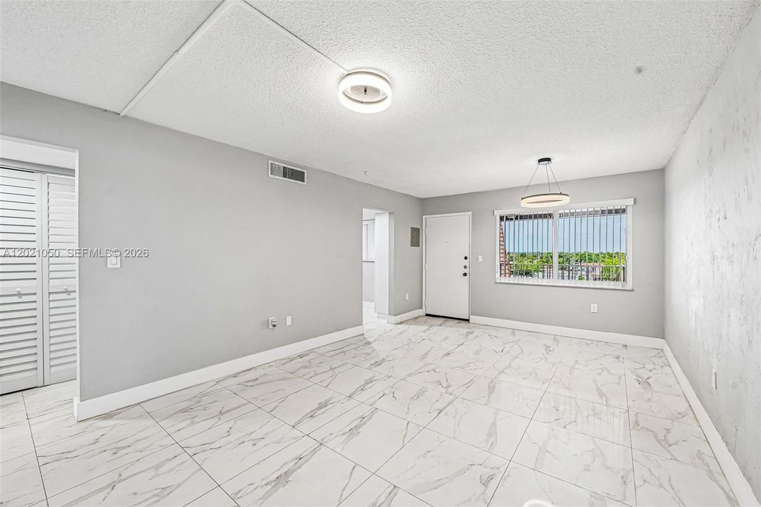 For Sale: $235,000 (2 beds, 1 baths, 661 Square Feet)