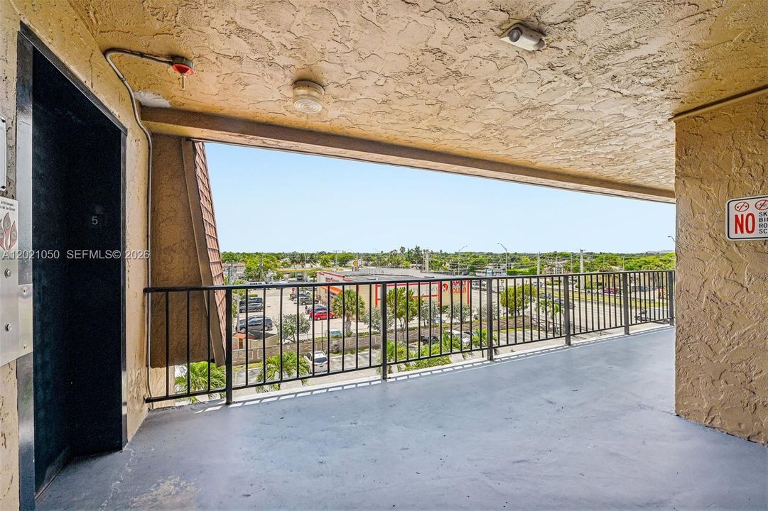 For Sale: $235,000 (2 beds, 1 baths, 661 Square Feet)