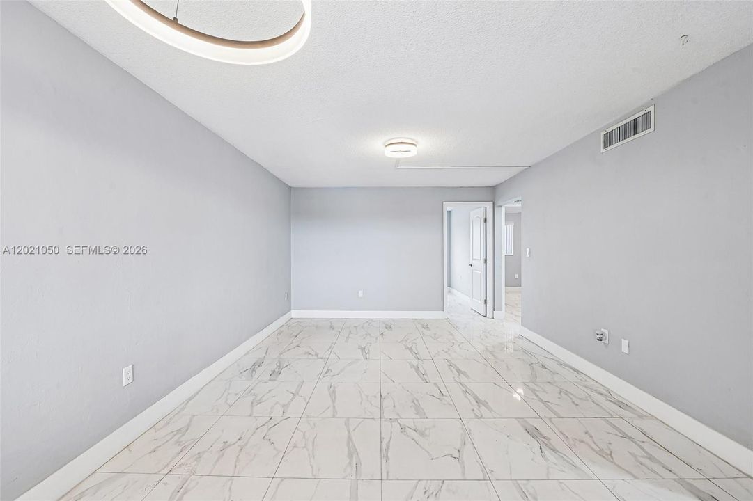 For Sale: $235,000 (2 beds, 1 baths, 661 Square Feet)