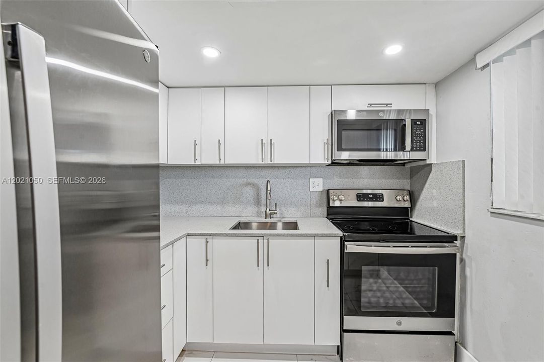 For Sale: $235,000 (2 beds, 1 baths, 661 Square Feet)