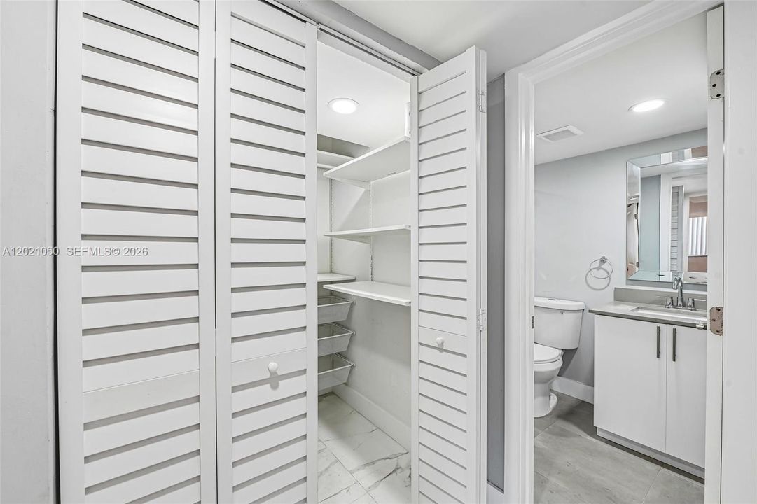 For Sale: $235,000 (2 beds, 1 baths, 661 Square Feet)