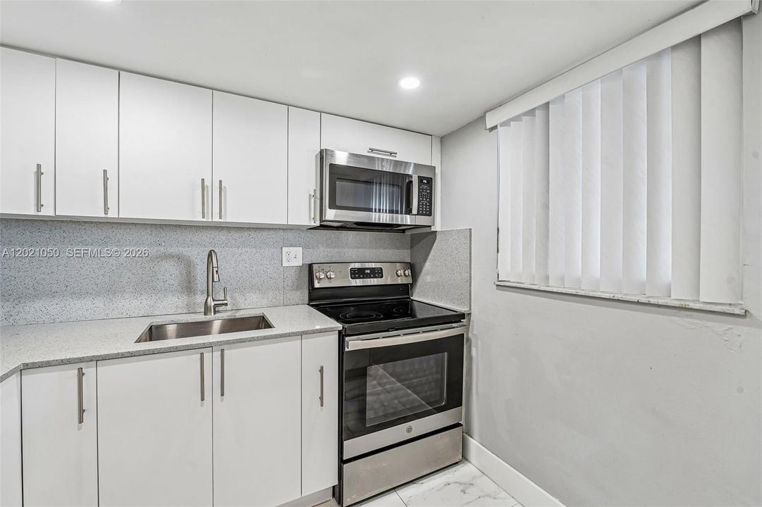 For Sale: $235,000 (2 beds, 1 baths, 661 Square Feet)