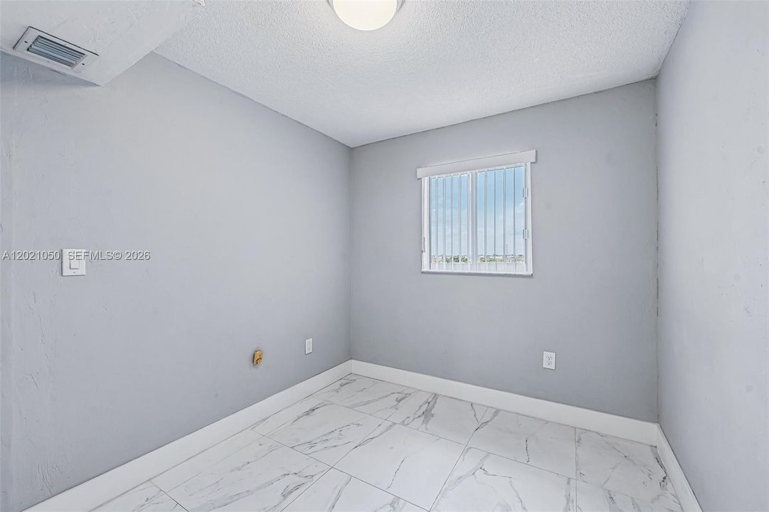 For Sale: $235,000 (2 beds, 1 baths, 661 Square Feet)