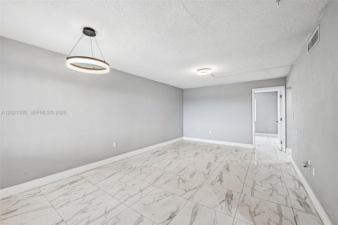 For Sale: $235,000 (2 beds, 1 baths, 661 Square Feet)