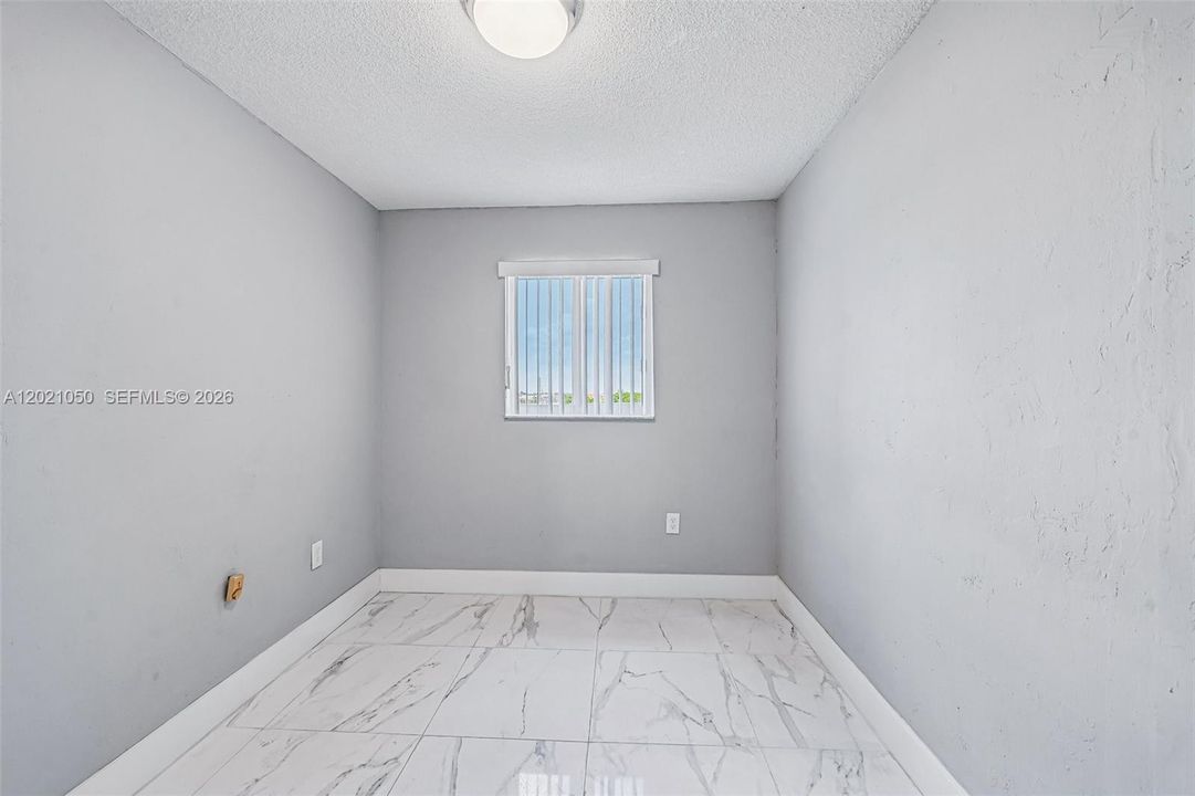 For Sale: $235,000 (2 beds, 1 baths, 661 Square Feet)