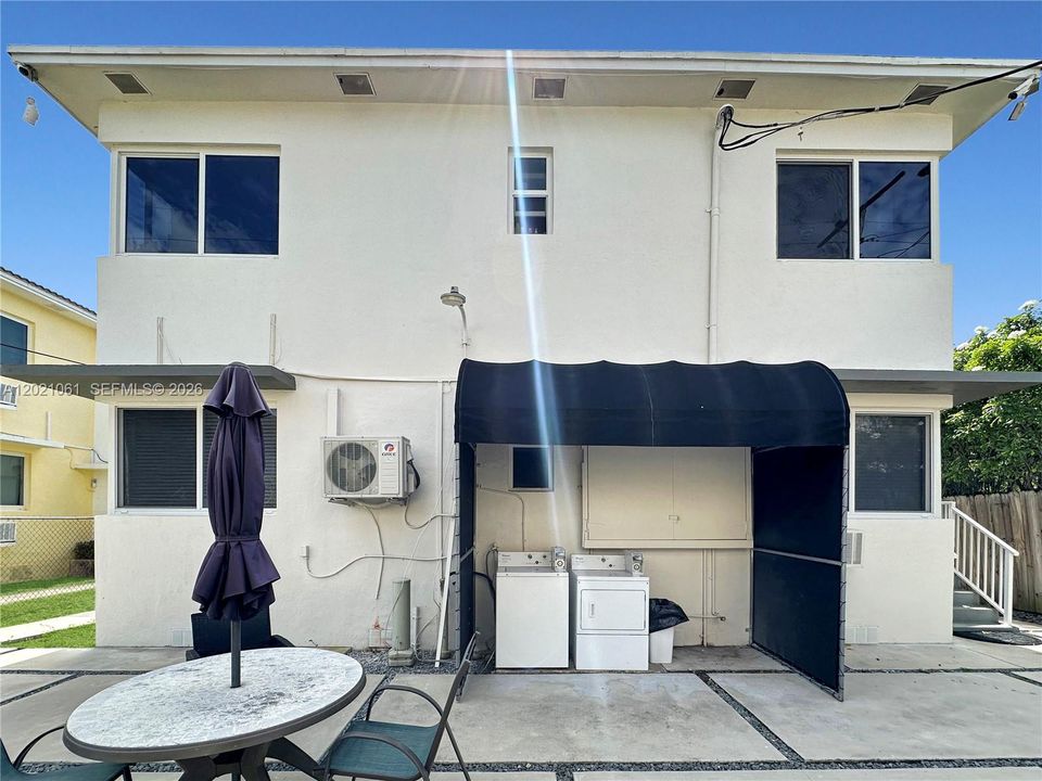 Active With Contract: $1,900 (1 beds, 1 baths, 730 Square Feet)