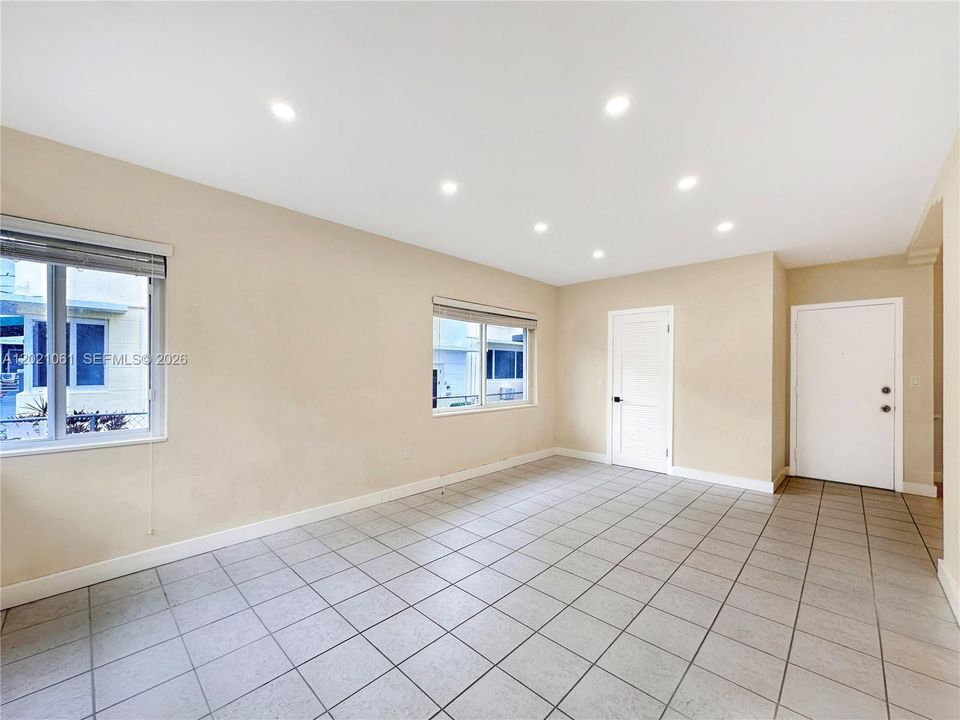 Active With Contract: $1,900 (1 beds, 1 baths, 730 Square Feet)