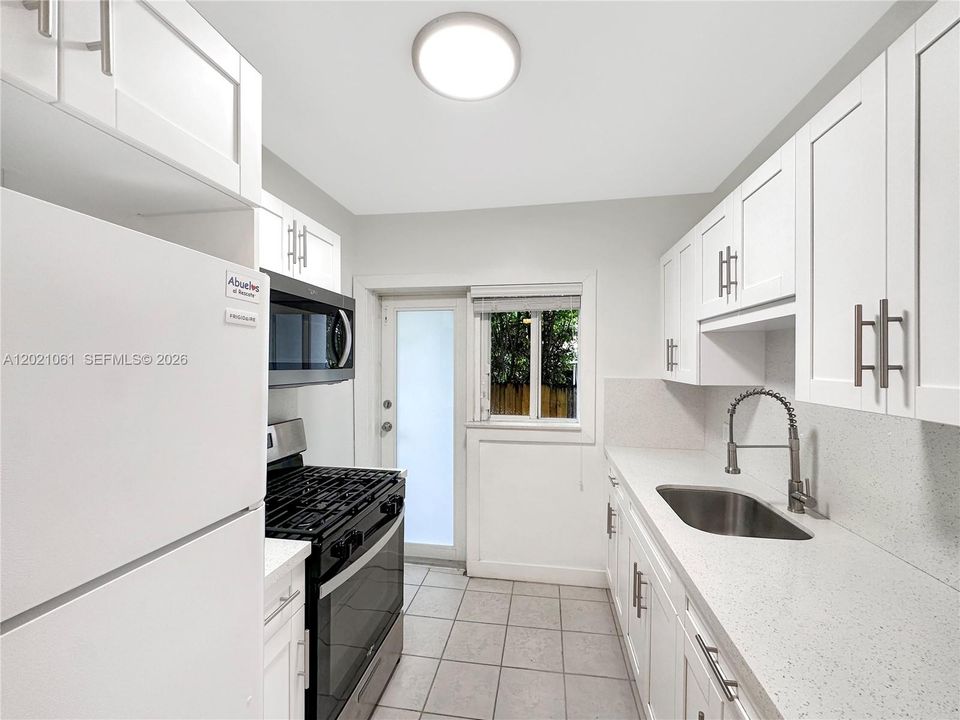 Active With Contract: $1,900 (1 beds, 1 baths, 730 Square Feet)