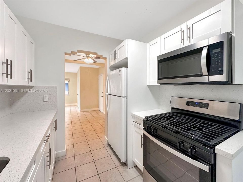 Active With Contract: $1,900 (1 beds, 1 baths, 730 Square Feet)