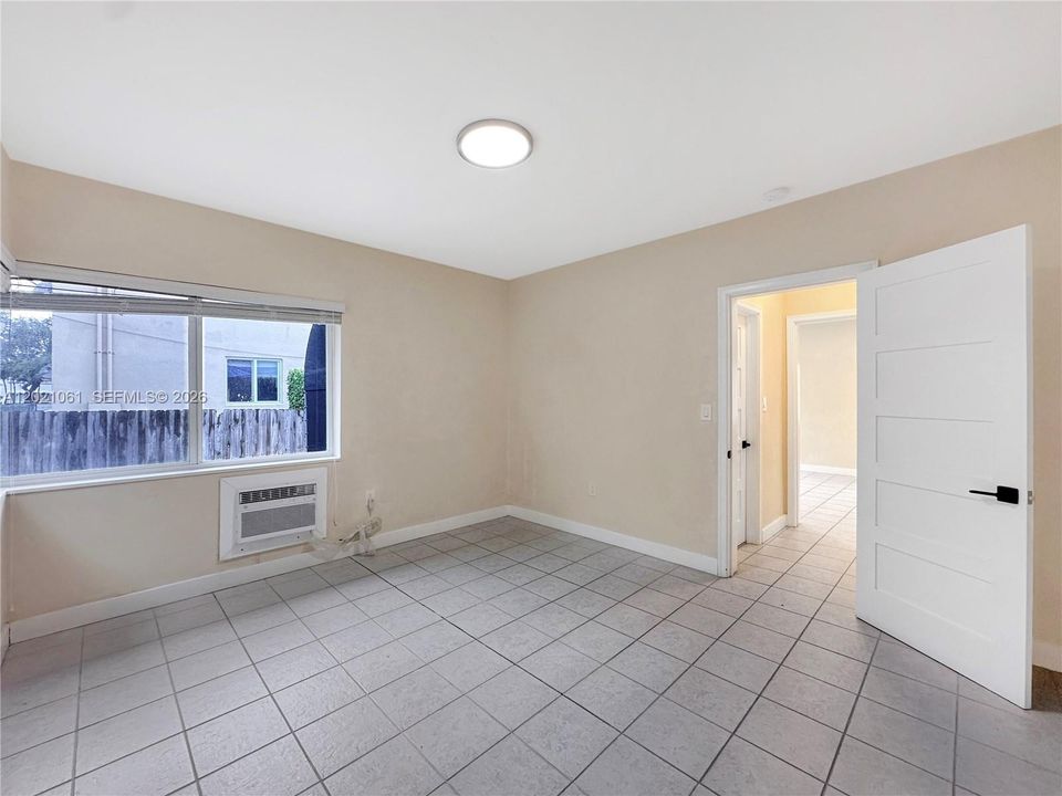 Active With Contract: $1,900 (1 beds, 1 baths, 730 Square Feet)