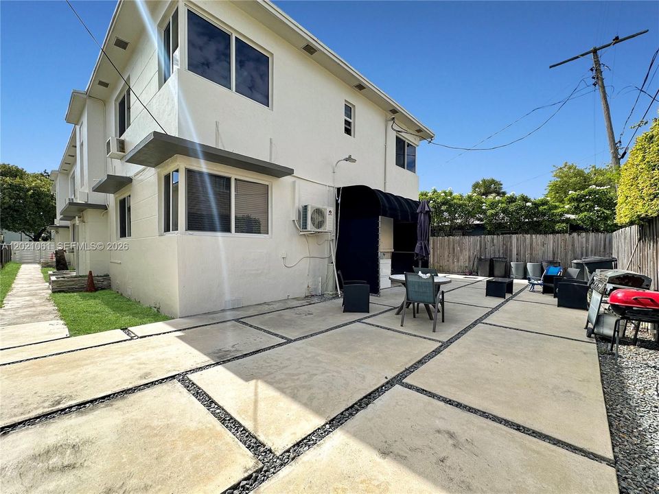 Active With Contract: $1,900 (1 beds, 1 baths, 730 Square Feet)