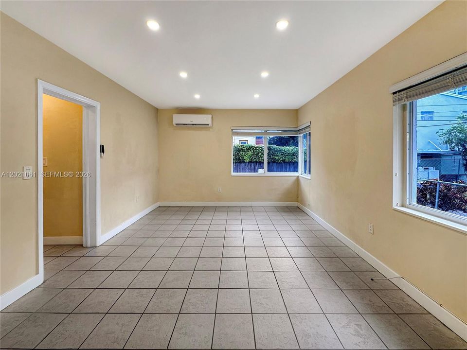 Active With Contract: $1,900 (1 beds, 1 baths, 730 Square Feet)