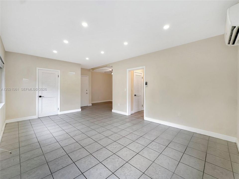 Active With Contract: $1,900 (1 beds, 1 baths, 730 Square Feet)
