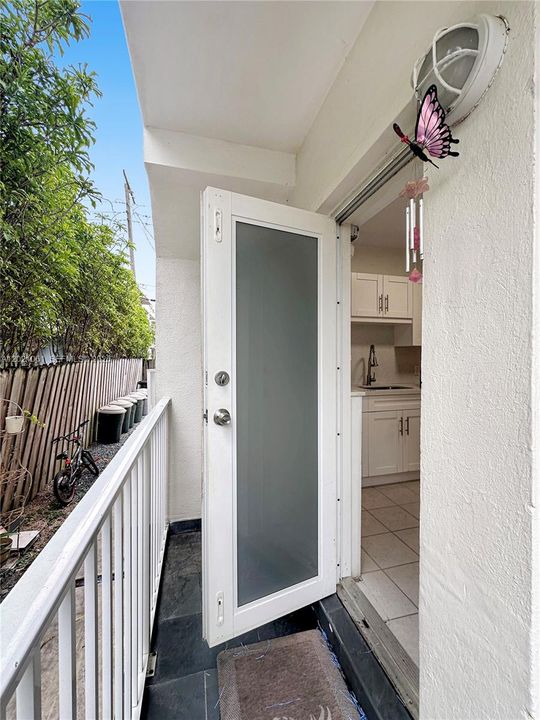 Active With Contract: $1,900 (1 beds, 1 baths, 730 Square Feet)