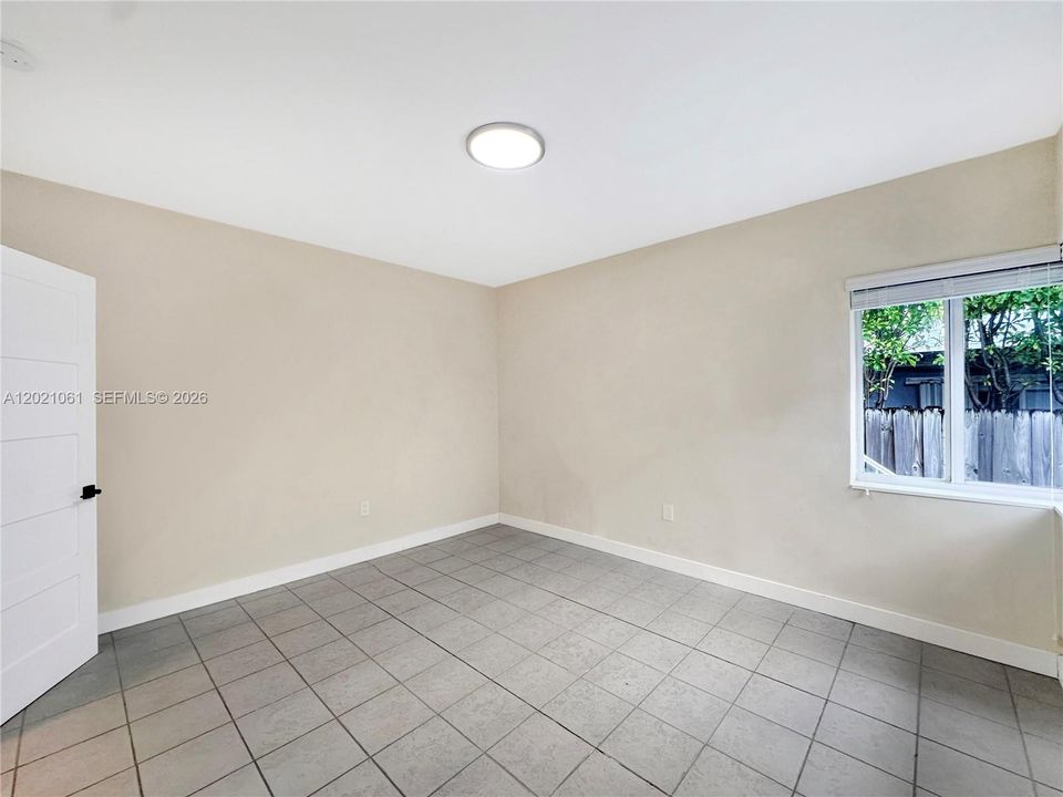 Active With Contract: $1,900 (1 beds, 1 baths, 730 Square Feet)