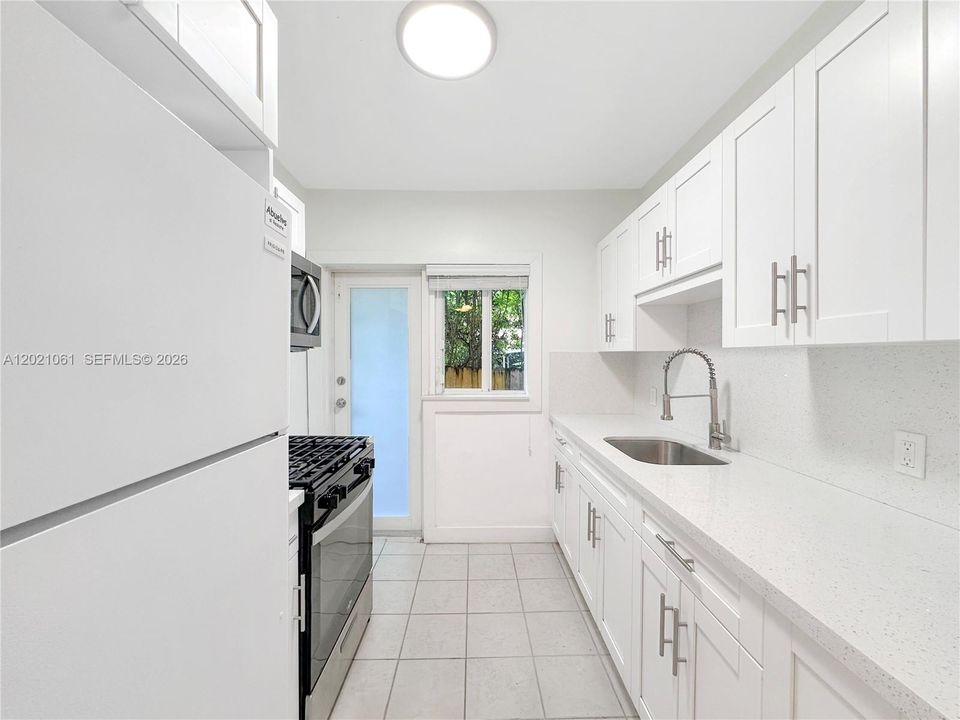Active With Contract: $1,900 (1 beds, 1 baths, 730 Square Feet)