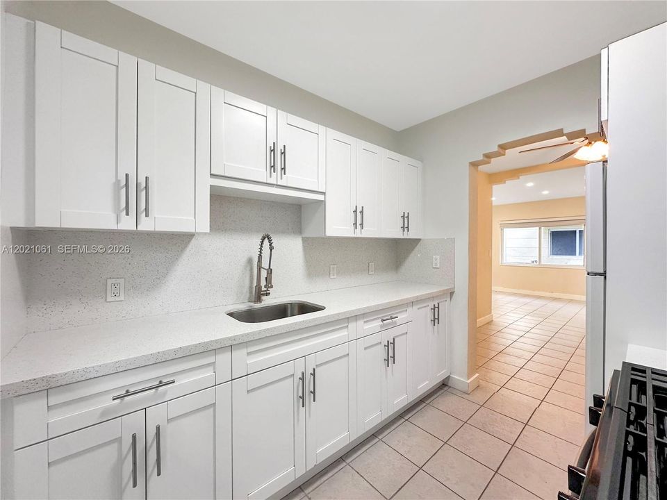 Active With Contract: $1,900 (1 beds, 1 baths, 730 Square Feet)