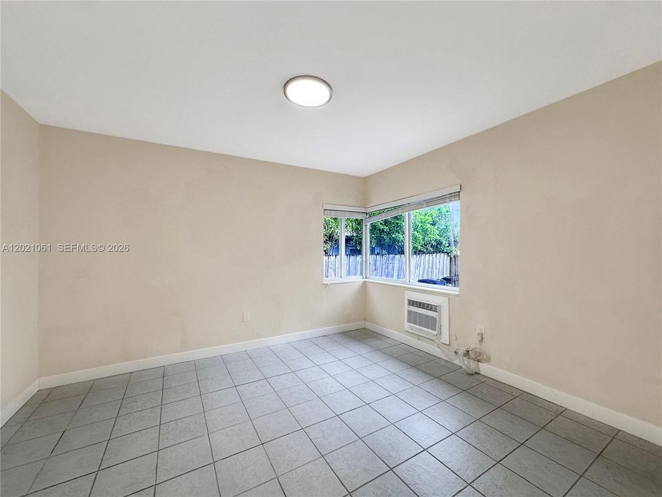 Active With Contract: $1,900 (1 beds, 1 baths, 730 Square Feet)