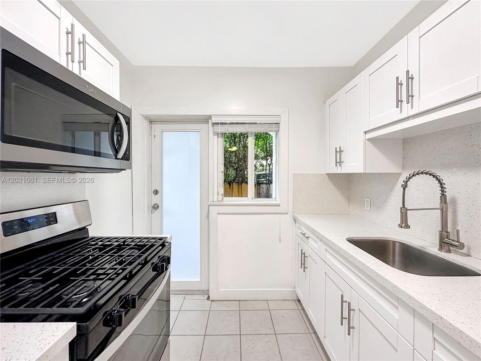 Active With Contract: $1,900 (1 beds, 1 baths, 730 Square Feet)