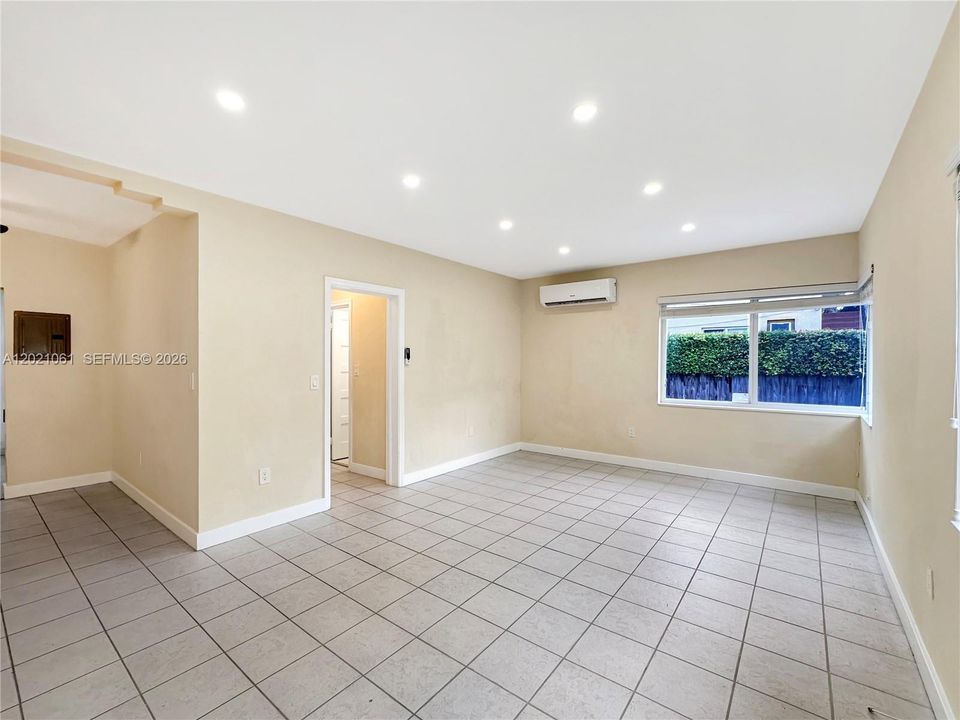 Active With Contract: $1,900 (1 beds, 1 baths, 730 Square Feet)