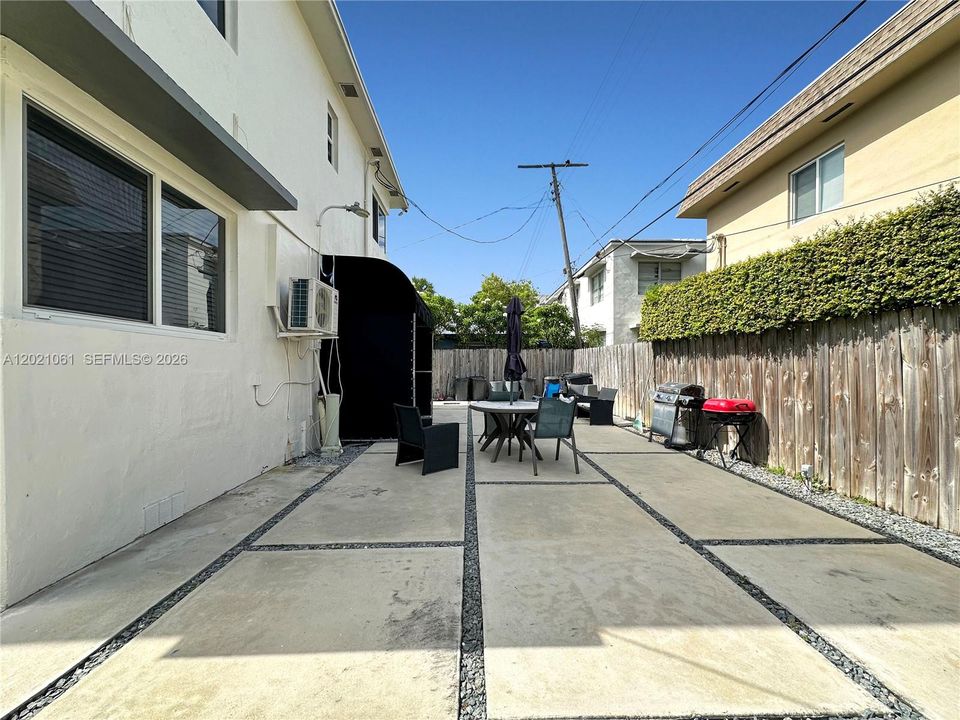 Active With Contract: $1,900 (1 beds, 1 baths, 730 Square Feet)