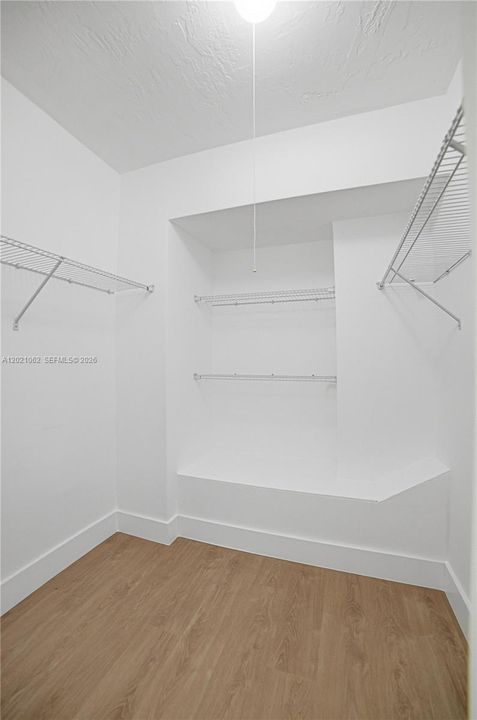 En Venta: $519,900 (4 camas, 2 baños, 1719 Pies cuadrados)