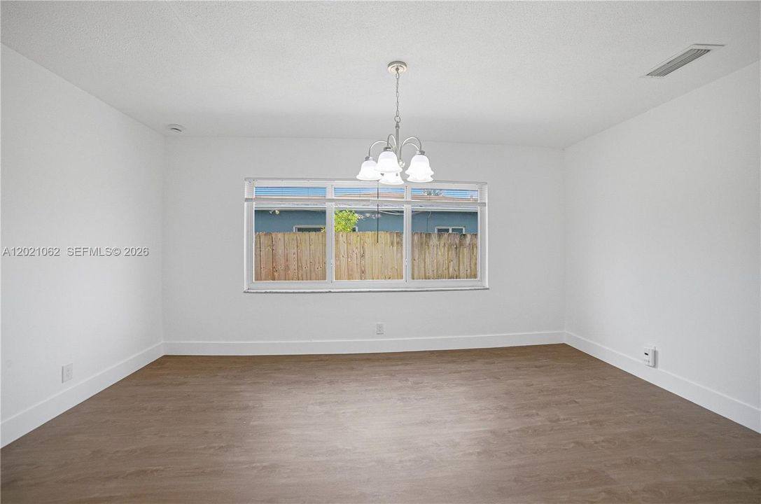 En Venta: $519,900 (4 camas, 2 baños, 1719 Pies cuadrados)