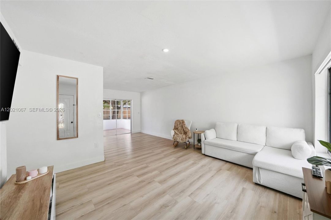 Active With Contract: $580,000 (3 beds, 1 baths, 1315 Square Feet)
