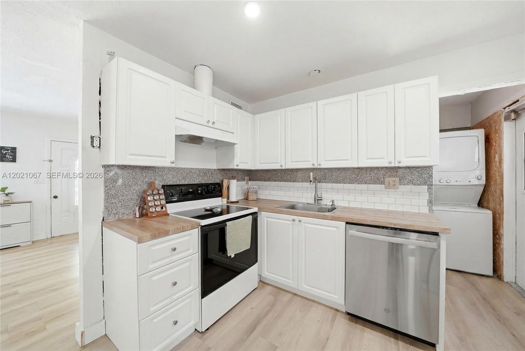 Active With Contract: $580,000 (3 beds, 1 baths, 1315 Square Feet)