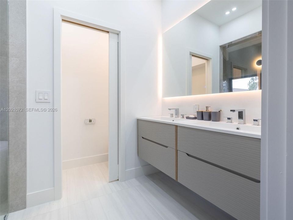 For Sale: $1,999,999 (4 beds, 4 baths, 2203 Square Feet)