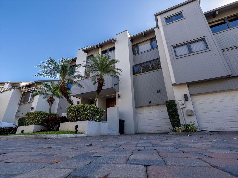 For Sale: $1,999,999 (4 beds, 4 baths, 2203 Square Feet)