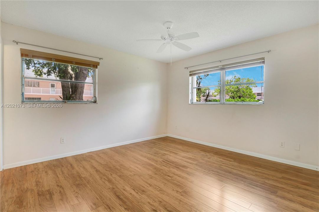 For Sale: $159,000 (2 beds, 2 baths, 895 Square Feet)