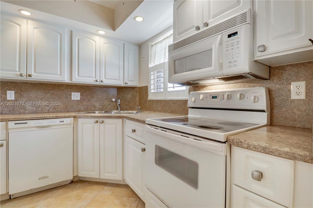 For Sale: $159,000 (2 beds, 2 baths, 895 Square Feet)