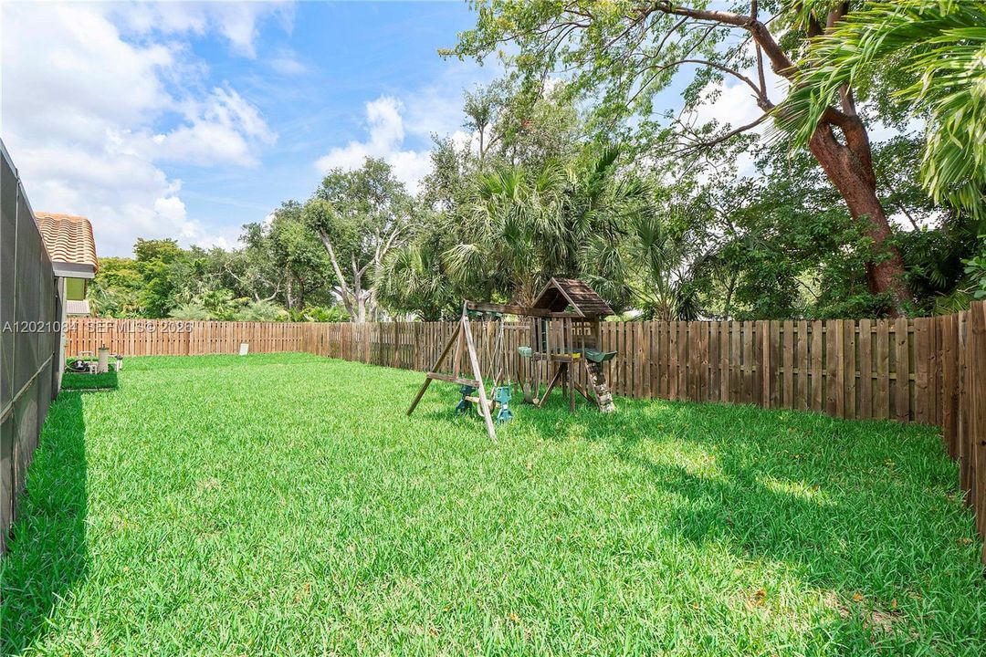 For Sale: $749,500 (5 beds, 2 baths, 2213 Square Feet)