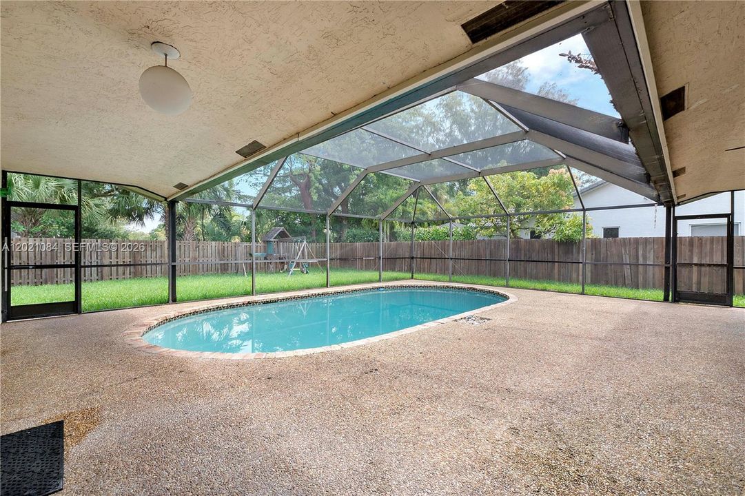 For Sale: $749,500 (5 beds, 2 baths, 2213 Square Feet)