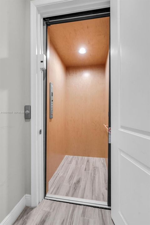 En Venta: $735,000 (3 camas, 4 baños, 2928 Pies cuadrados)