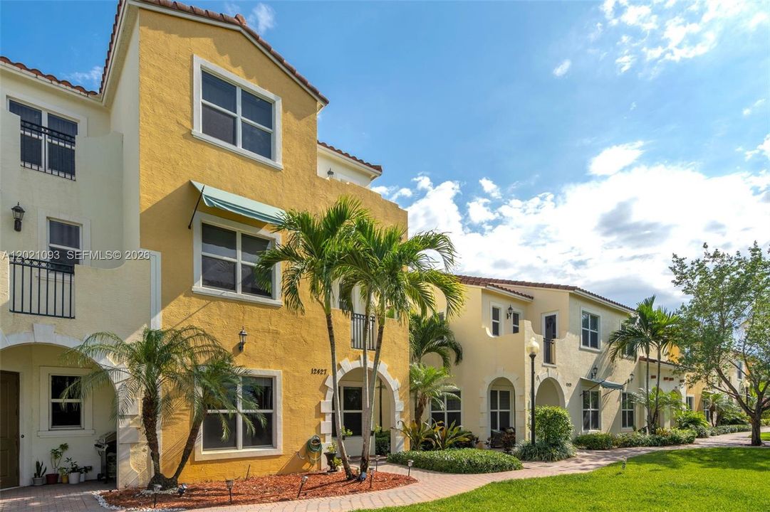 En Venta: $735,000 (3 camas, 4 baños, 2928 Pies cuadrados)