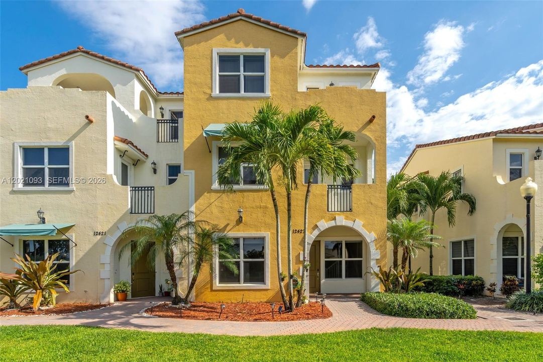 En Venta: $735,000 (3 camas, 4 baños, 2928 Pies cuadrados)