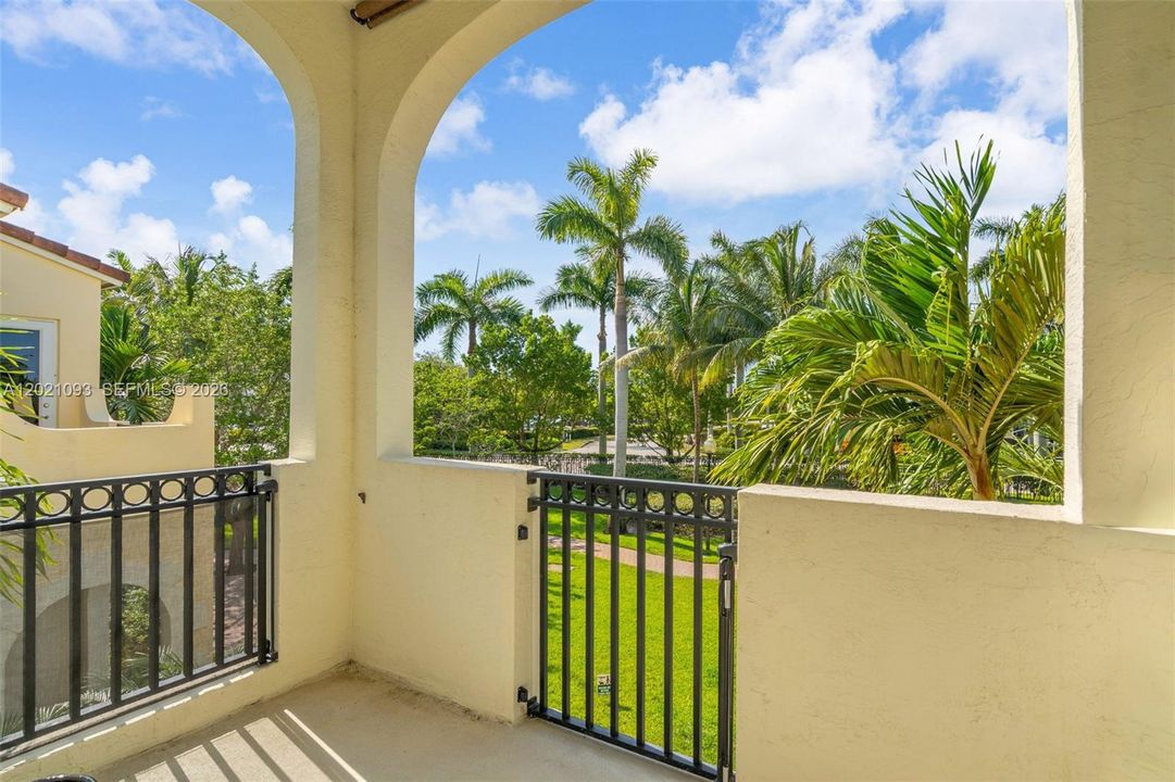 En Venta: $735,000 (3 camas, 4 baños, 2928 Pies cuadrados)