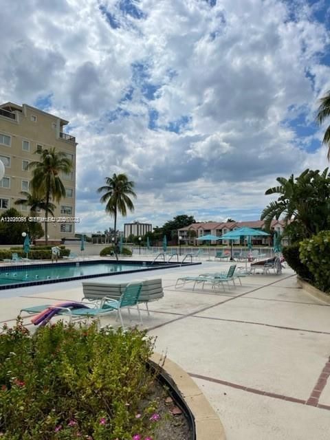 For Sale: $470,000 (2 beds, 2 baths, 1202 Square Feet)