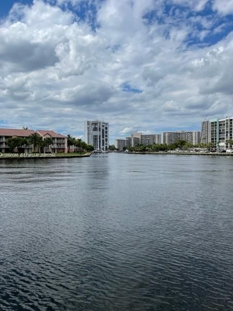 For Sale: $470,000 (2 beds, 2 baths, 1202 Square Feet)