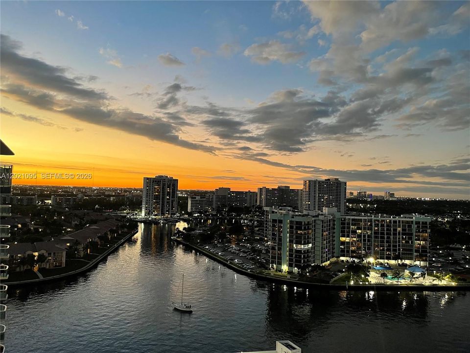 For Sale: $470,000 (2 beds, 2 baths, 1202 Square Feet)