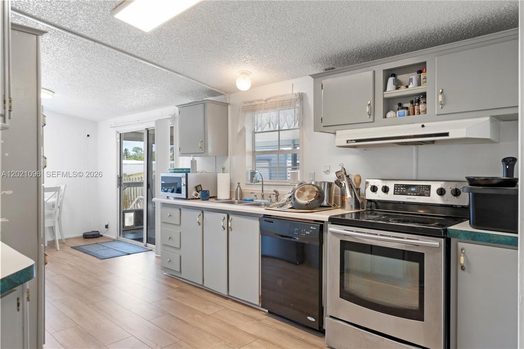 For Sale: $207,500 (3 beds, 2 baths, 1456 Square Feet)