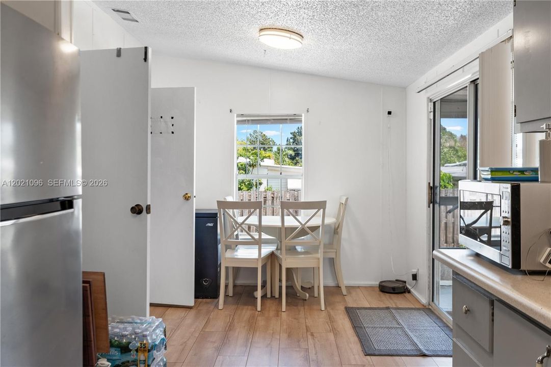 For Sale: $207,500 (3 beds, 2 baths, 1456 Square Feet)