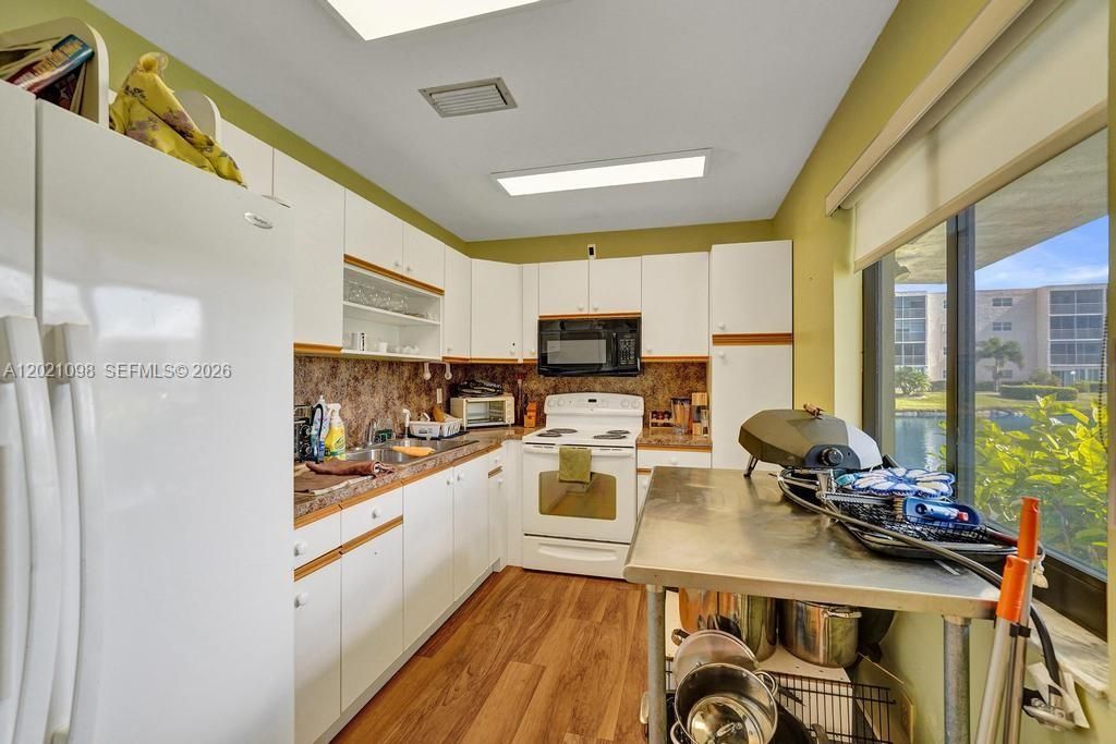 For Sale: $310,000 (2 beds, 2 baths, 1144 Square Feet)